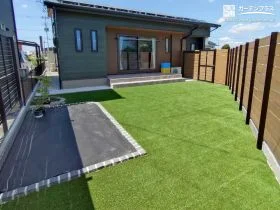 人工芝と植栽スペースで楽しむ、心地よい主庭[施工後]