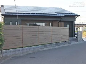 木目調が美しくお住まいに馴染む目隠しフェンス