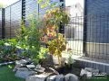 大小の自然石と植栽を組み合わせた植栽スペース