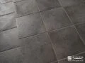 グレーの濃淡が美しいタイルデッキの床面