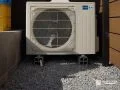 室外機まわりの水はけを考慮した砂利敷き
