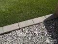人工芝と砂利が混ざらないように設けた見切り材