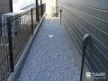 防草シートと砂利で雑草のお手入れを軽減した犬走り