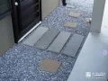 大小の平板を組み合わせた勝手口への通路