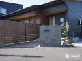 玄関への視線を遮りながら住まいを引き立てるタイル門柱