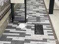 駐車スペースとつながる、ボーダーデザインのアプローチ