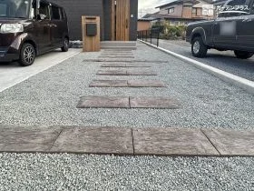 横幅に変化をつけた枕木のナチュラルなアプローチ[施工後]