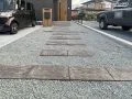 横幅に変化をつけた枕木のナチュラルなアプローチ