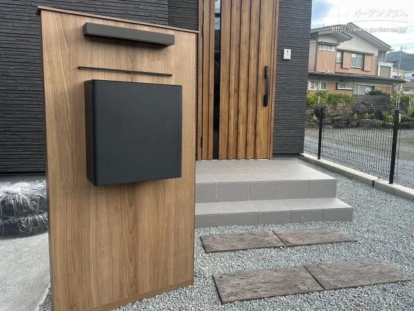 木目調の温かみと重厚感のある機能門柱