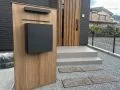 木目調の温かみと重厚感のある機能門柱