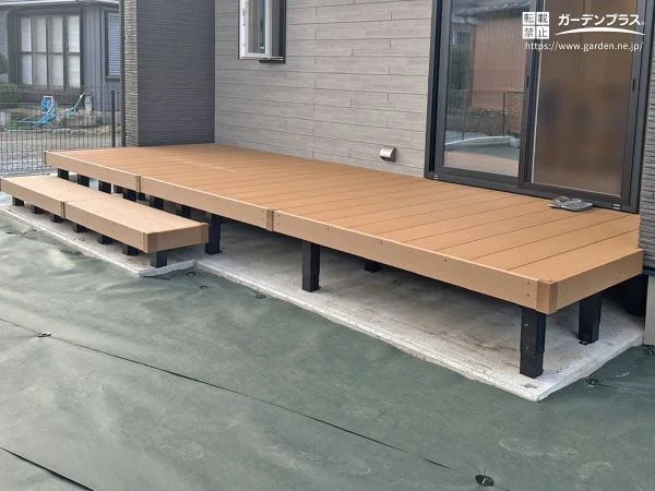 暮らしを広げるナチュラルブラウンのウッドデッキ