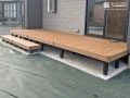 暮らしを広げるナチュラルブラウンのウッドデッキ