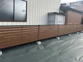 木調カラーが映える目隠しフェンス[施工後]