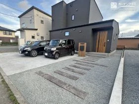 枕木材のアプローチが映えるナチュラルモダンのオープン外構