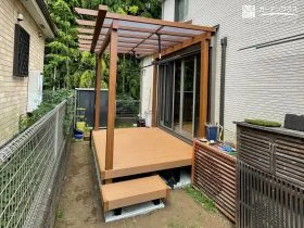 洋風のカジュアルさを演出するパーゴラタイプのテラス屋根[施工後]