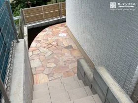 訪れる人を自然と迎え入れてくれるアプローチ[施工後]