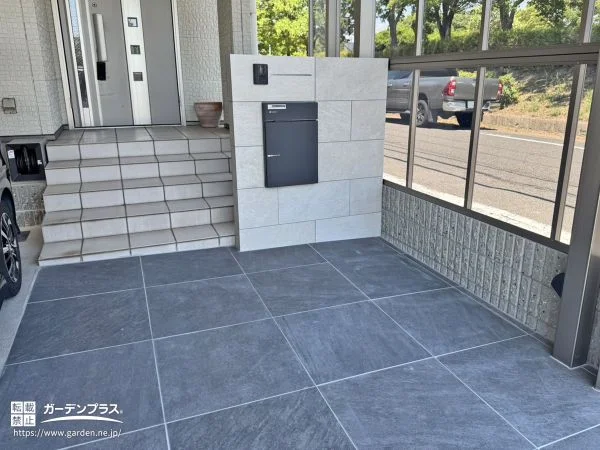 大判タイルで魅せる上質なアプローチ空間