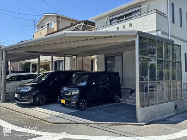折板屋根カーポートとタイルが映える新築外構