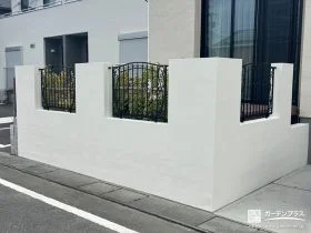 道路からの視線を和らげる境界塀と耐久性の高いウッドデッキ工事