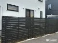 アスファルト舗装とフェンスで使いやすさを高めた外構工事