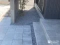 インターロッキングで舗装した歩きやすい玄関アプローチ