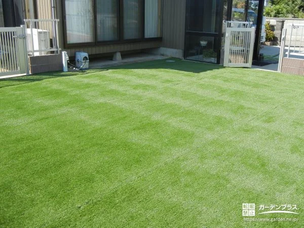 ペットが思い切り駆け回っても安心の耐久性の高い人工芝