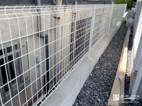 犬走りを軽やかに囲うホワイトフェンス[施工後]