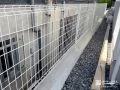 犬走りを軽やかに囲うホワイトフェンス