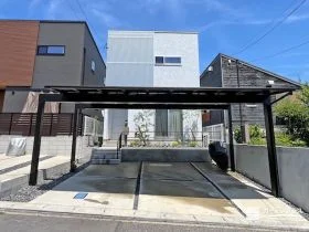 「白い外観に映える！モノトーンでまとめたおしゃれな新築外構