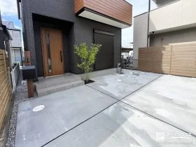 シマトネリコと木目調の門柱が彩るシンプルモダンな外構工事