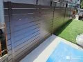 優しい木目調の目隠しフェンス
