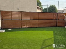 温かな木調フェンスと人工芝で安心して遊べるお庭づくり工事
