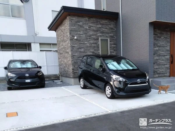 ホワイトの化粧砂利スリットを入れた駐車スペース