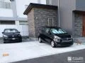 ホワイトの化粧砂利スリットを入れた駐車スペース