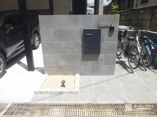 グレーの大判タイル門柱でつくる上品な玄関まわり グレーの大判タイル門柱でつくる上品な玄関まわり