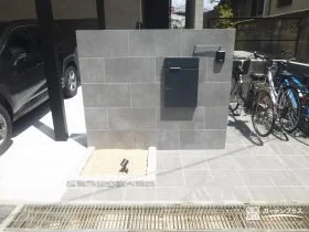 グレーの大判タイル門柱でつくる上品な玄関まわり[施工後]