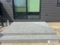 グレーのタイルが上品なテラス