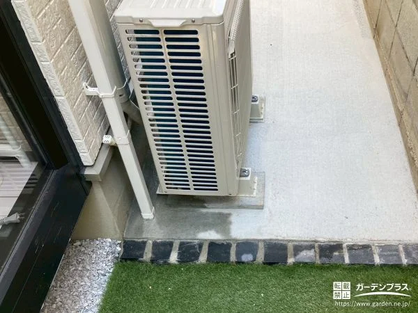 ピンコロ石の見切りでアクセントをつけた犬走り