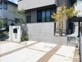 オープン外構の開放感も保つおしゃれな目隠し塀