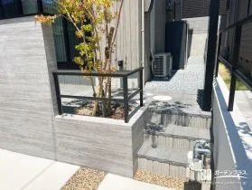 階段と花壇でつながる便利で美しい通路[施工後]