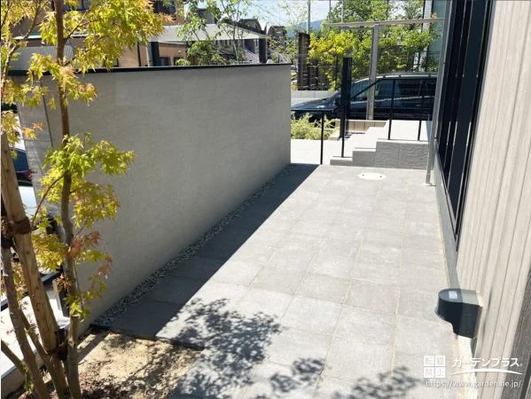 目隠し塀に守られたプライベートテラス空間