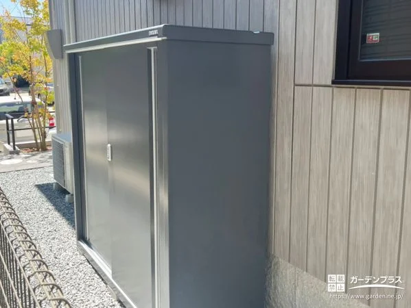 犬走りを有効活用したコンパクト物置 犬走りを有効活用したコンパクト物置