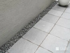 お庭の排水を助ける砂利スリット