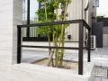 植栽の足元はフレームフェンスを組み合わせたデザイン