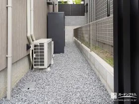 防草シートと砂利で雑草対策した犬走り