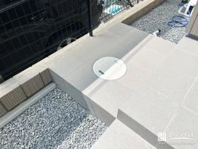 追加したタイル張りの玄関ポーチ