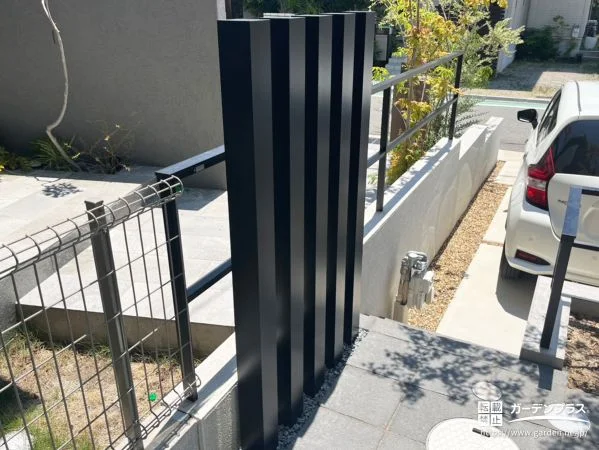 おしゃれに目隠しする角柱のスリットフェンス