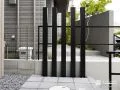 隣家とお庭の間に設けた目隠し用のアルミ角柱