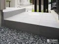 犬走りへの行き来を楽にするタイル張りのステップ