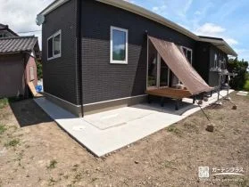 建物をぐるりと囲む土間コンクリートで歩きやすく快適に[施工後]